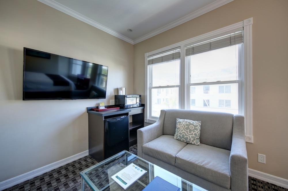 Glenmore Plaza Hotel Авалон Екстер'єр фото